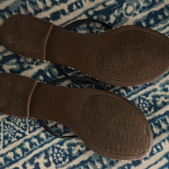 Women’s 10.5 Kate Spade, navy/white, sandals w charm - Picture 4 of 8